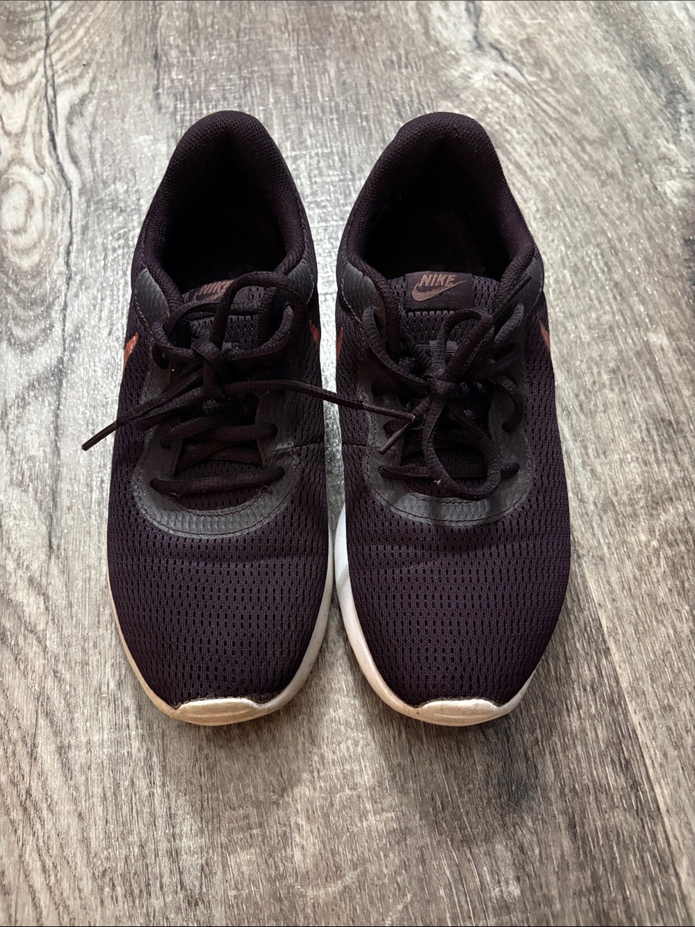 Nike Tanjun Wonen’s Running Sneakers 9.5  Burgundy Purple Gold  Athletic Shoes